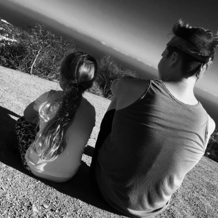 Promi-Geschwister unter sich: Brooklyn Beckham postete dieses süße Pic von sich und Schwester Harper beim Klettern. Awww!