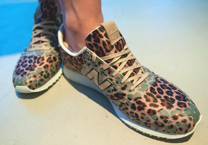 Natürlich mit Sneakers an den Füßen - die passen im sexy Leo-Print nicht nur perfekt auf jede Party, sondern sind auch noch tausendmal bequemer als High Heels.