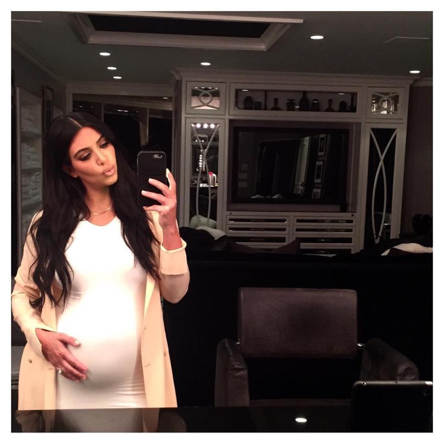 Was für eine kugelige Angelegenheit. Kim Kardashian wird immer runder.