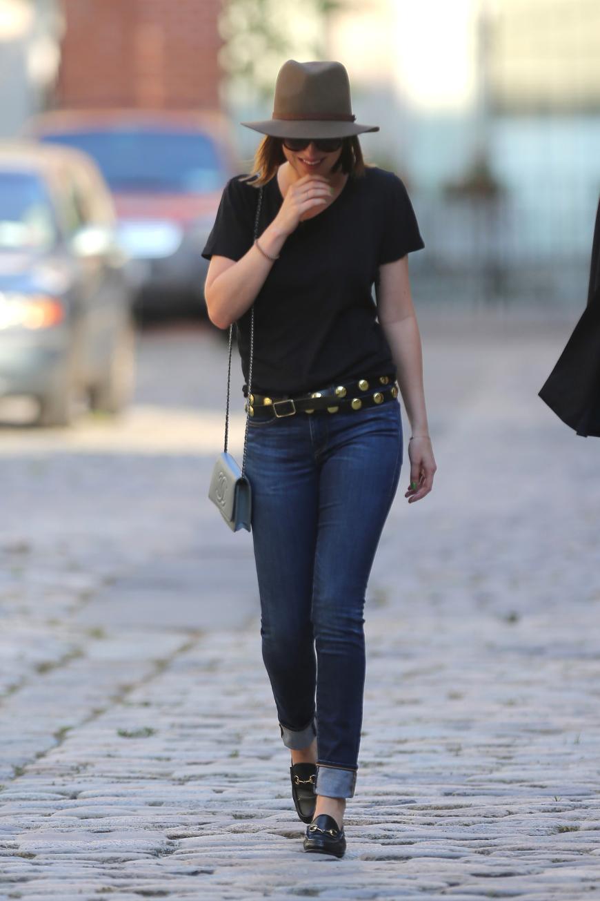 Im Undercover-Look schleicht sich Dakota Johnson durch den Großstadtdschungel New Yorks. Unerkannt bleibt die schöne Brünette aber natürlich trotzdem nicht. Zwar trägt sie
