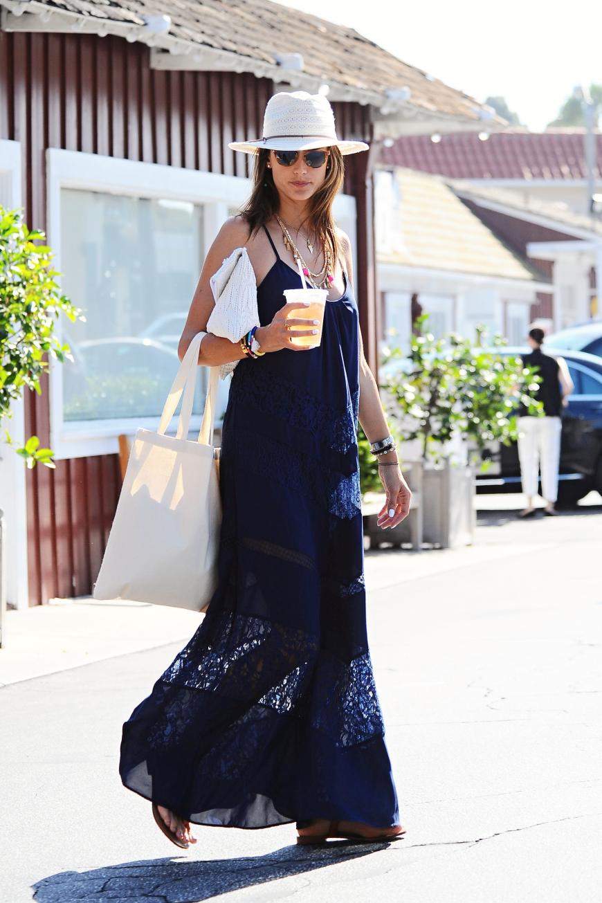 In diesem coolen Look braucht sich Alessandra Ambrosio nicht vor den Paparazzi zu verstecken! Das blaue Boho-Maxikleid steht ihr einfach hervorragend! Der super stylische weiße Hut als i-Tüpfelchen - wir lieben den Look!