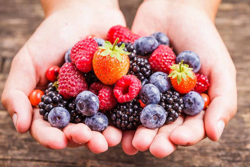 Beeren fördern die Kollagenbildung und kurbeln die Fettverbrennung an.