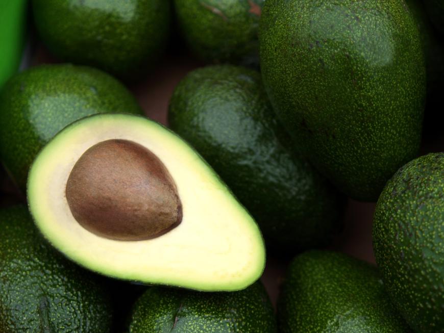 Mit Vitamin E glättet und schützt die Avocado die Haut von innen.