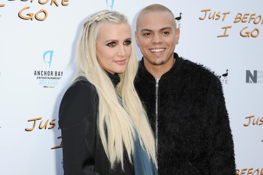 Ashlee Simpson und Evan Ross sind seit letzter Woche stolze Eltern einer kleinen Tochter. Und weil schon Ashlees Sohn Bronx Mowgli einen außergewöhnlichen Namen trägt, musste auch für ihre Tochter ein ganz besonderer Name her. Die Kleine heißt: Jagger Snow Ross. Ob die zwei sich den Namen bei Rolling Stones Frontman Mick Jagger abgeguckt haben?