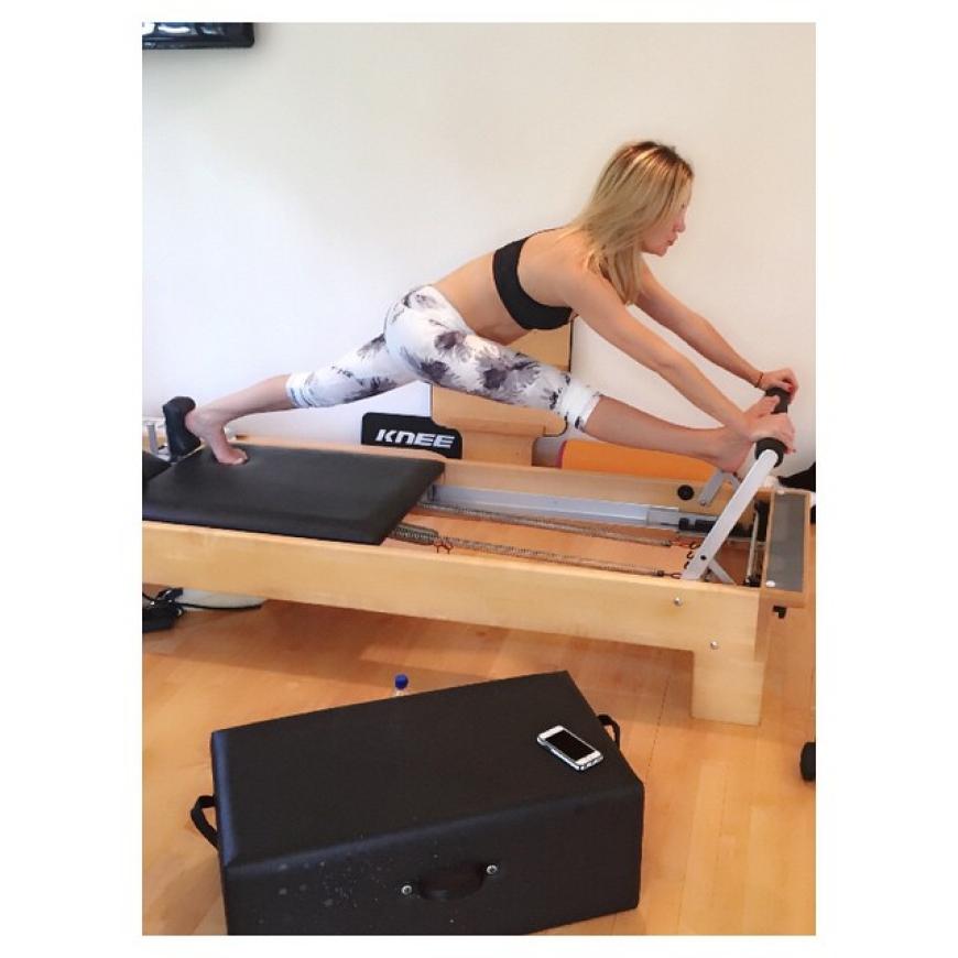 Kate Hudson verausgabt sich auf einem Gerät, das für uns wie eine Höllenmaschine aussieht. Der Schauspielerin scheint das extreme Stretching aber Spaß zu machen.