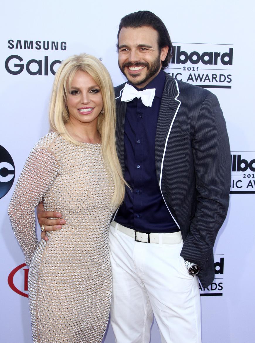 Na ja, vielleicht weniger überraschend, dafür umso trauriger: Auch diese Beziehung von Britney Spears zu einem Mann hielt nicht. Die Liebe der gefeierten Sängerin zu Charlie Ebersol ist seit Juni 2015 Gechichte.