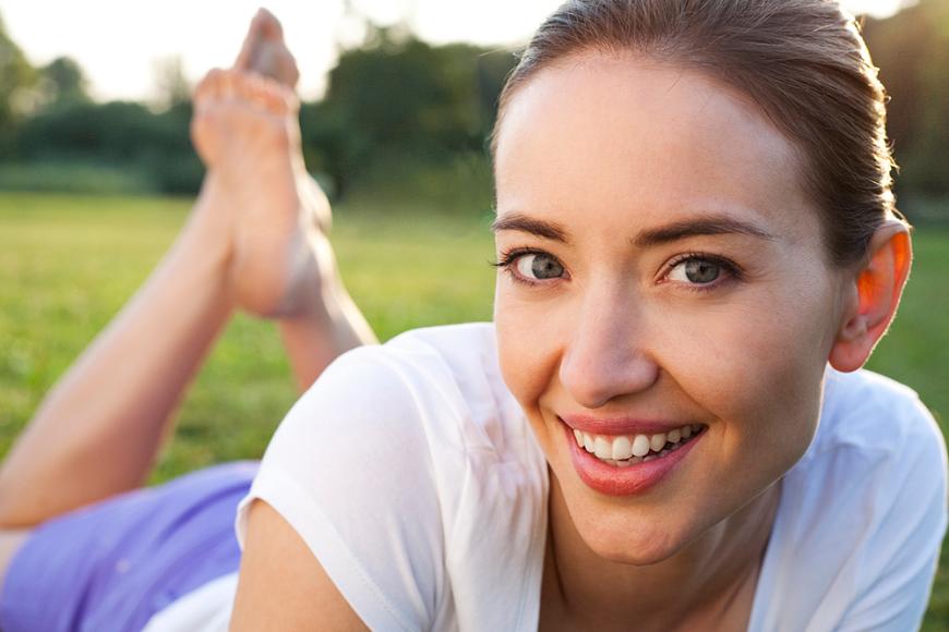Wer empfindlich auf Stress und Umwelteinflüsse reagiert, kann seine Haut mit natürlichen Wundermittelchen schützen.