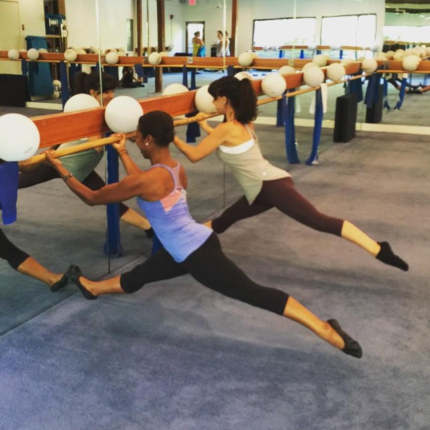 Das kann sich sehen lassen: Hilaria Baldwin wird von ihrer Trainerin an der Ballettstange gequält!