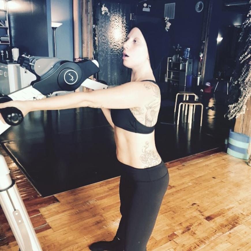 Auch Lady Gaga kommt nicht um ihr tägliches Workout herum! Mit Mütze und ganz in Schwarz ist die Sängerin im Fitnessstudio kaum zu erkennen.