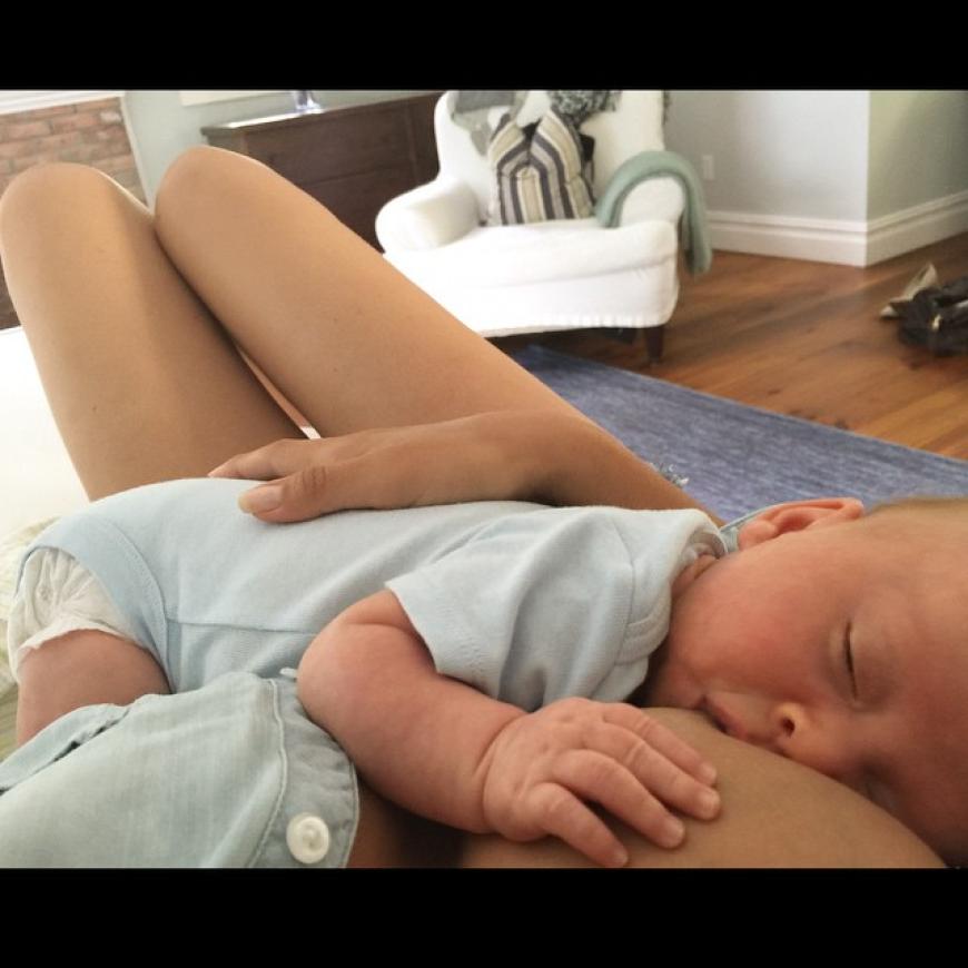 Hilaria Baldwin macht sich mit diesem Schnapppschuss für alle stillenden Mütter stark.