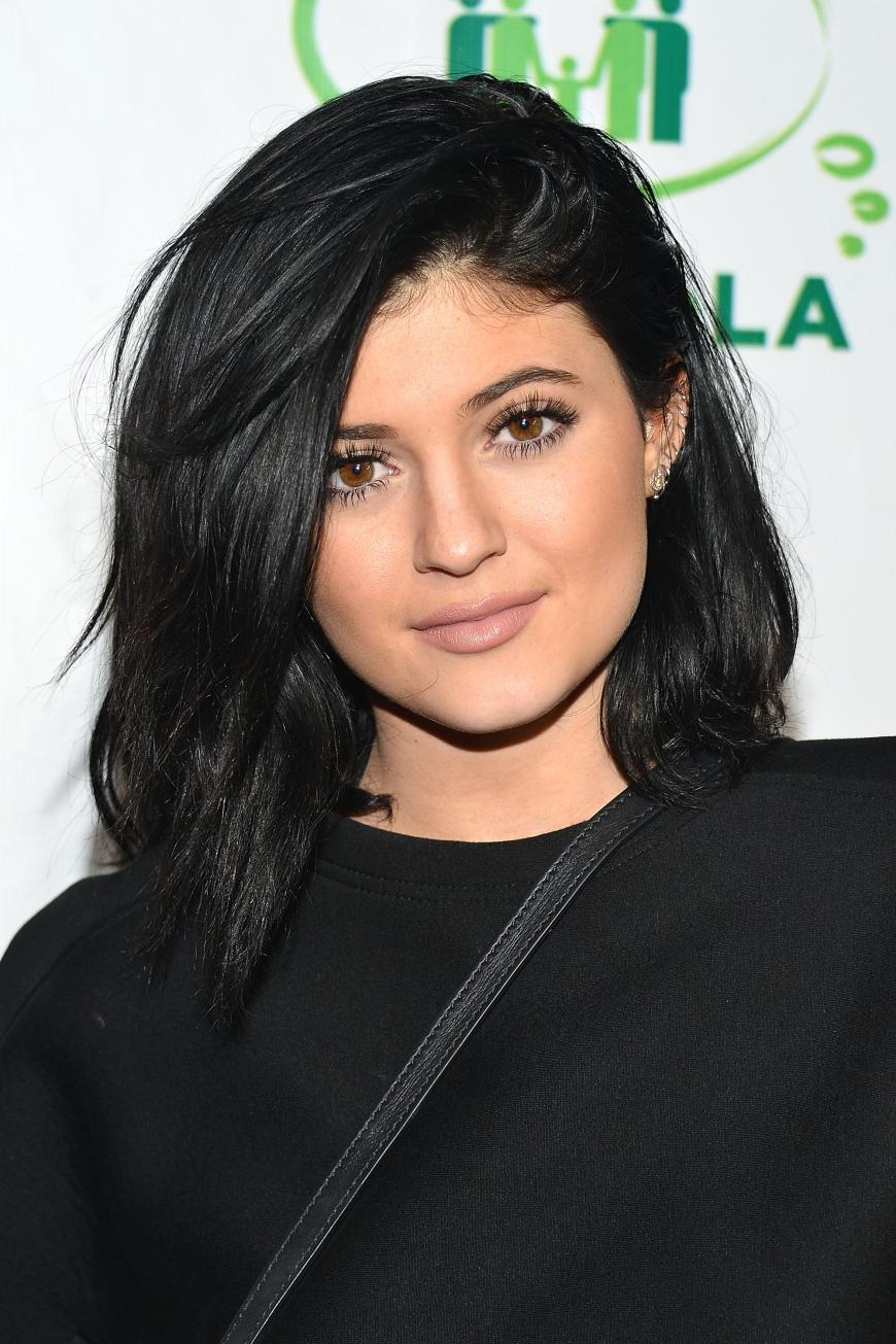 2014 zeigt sich Kylie dann erstmals mit deutlich größeren Lippen, eine ganz schön große Veränderung.