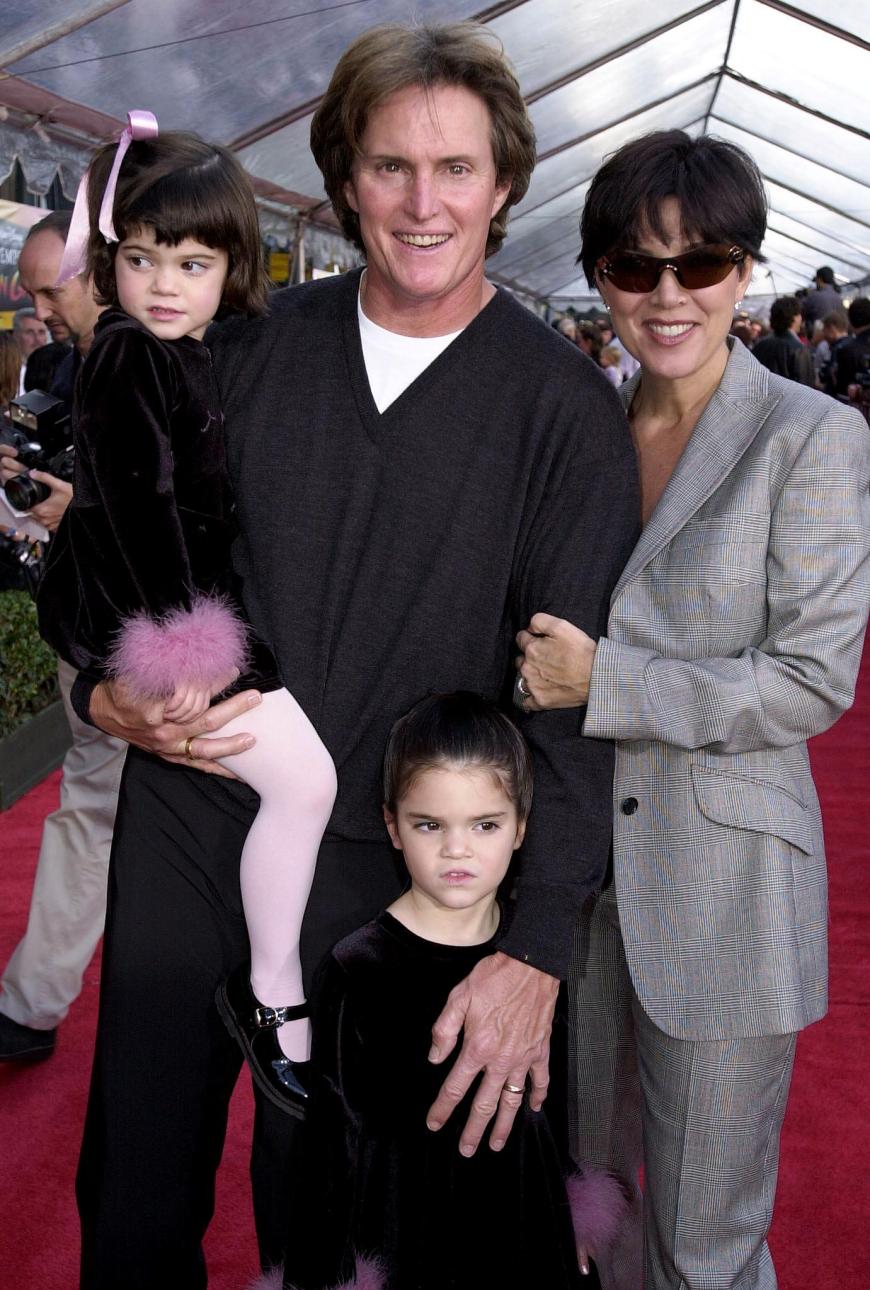 Im zarten Alter von drei Jahren war Kylie Jenner zum ersten Mal auf dem roten Teppich zu sehen. Hier links mit Mama Kris Jenner, Papa Bruce und Schwester Kendall.