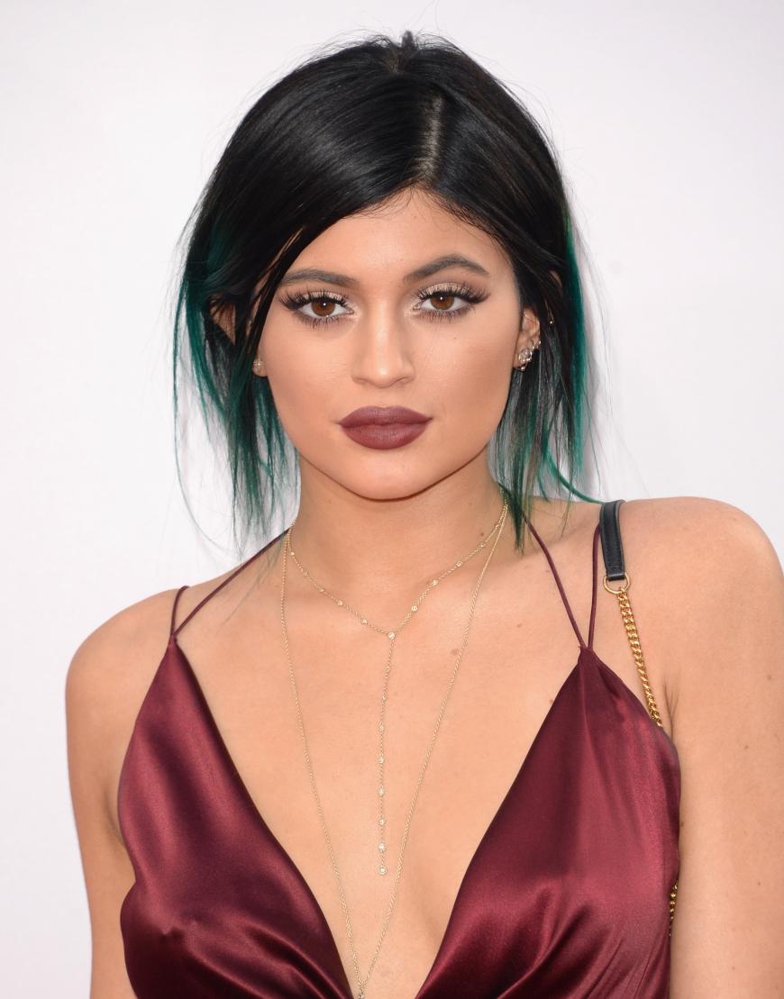Da hat doch jemand nachgeholfen ... Irgendwann kann Kylie es auch nicht mehr abstreiten und gibt zu: Der volle Schmollmund wurde aufgespritzt!