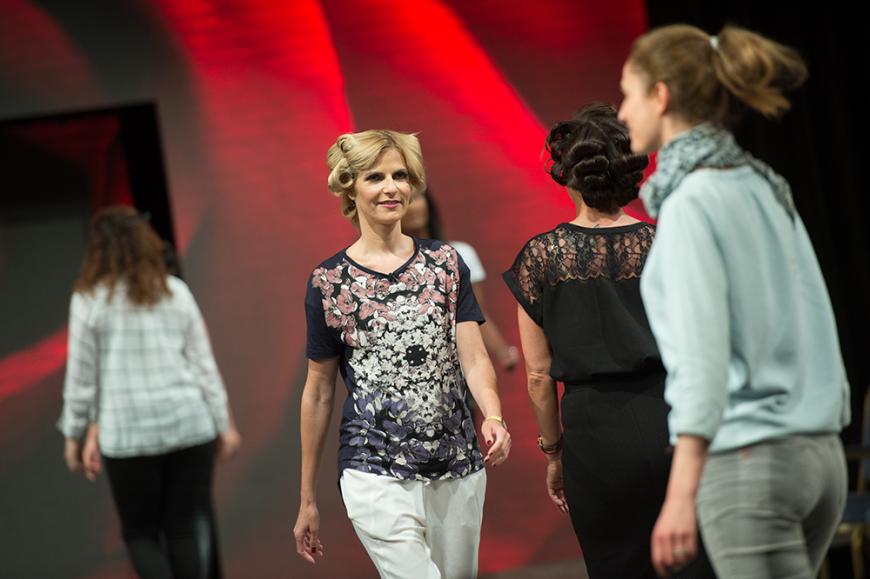 Die ersten Schritte auf dem Catwalk bei den Proben...