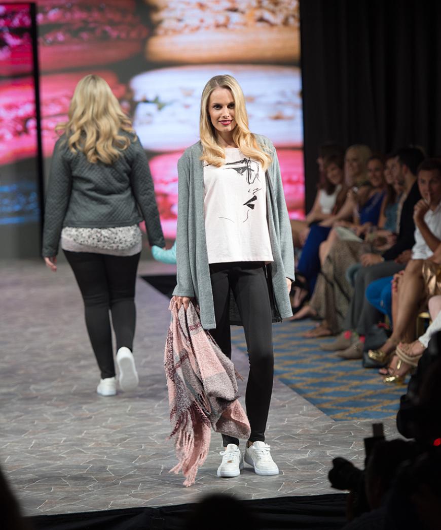 Jana Bellers Outfit zeigt hohen Kuschelfaktor und macht schon ein bisschen Lust auf den Herbst.