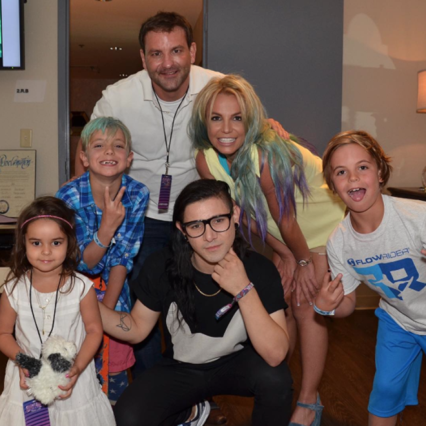 Die blonde Mähne ist passé! Britney-Spears ist jetzt auch unter die Regenbogen-Haarträger gegangen. Und Söhnchen Jayden fand das wohl so cool, dass er sich glatt auch ein paar bunte Strähnchen in die Haare hat machen lassen.