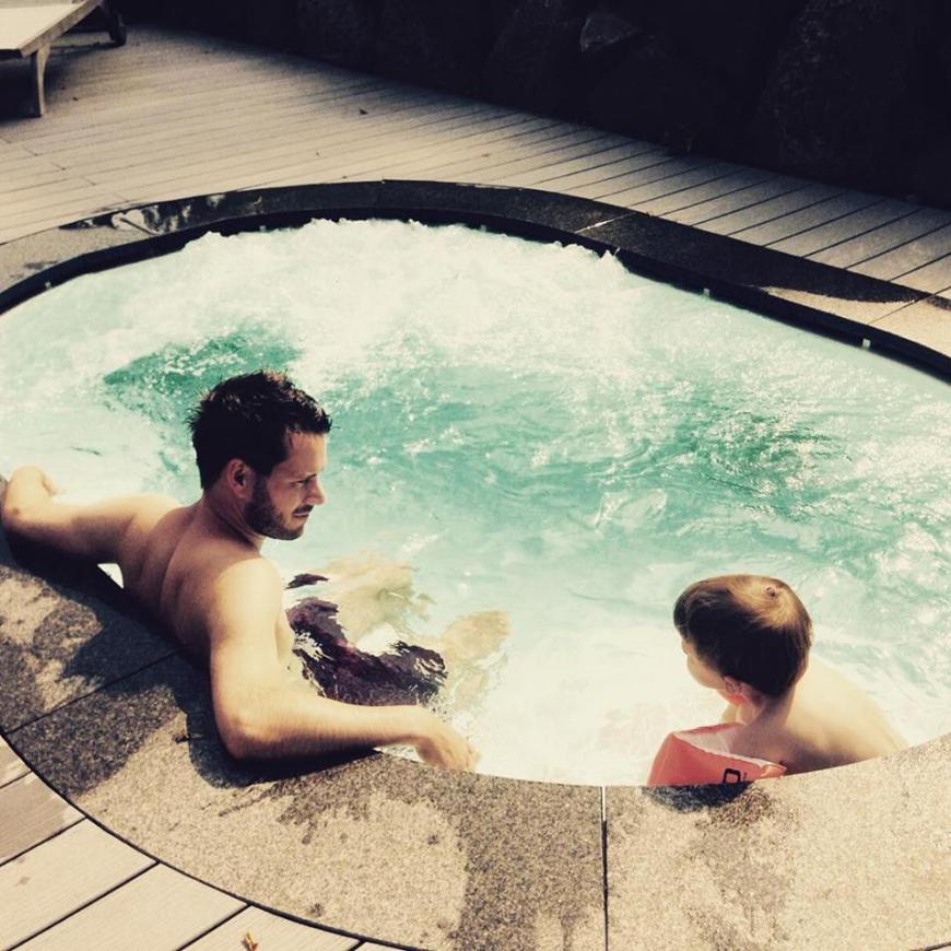 Männergespräche im Jacuzzi! Was Revolverheld-Sänger Johannes Strate wohl mit dem kleinen Herren neben sich zu besprechen hat?
