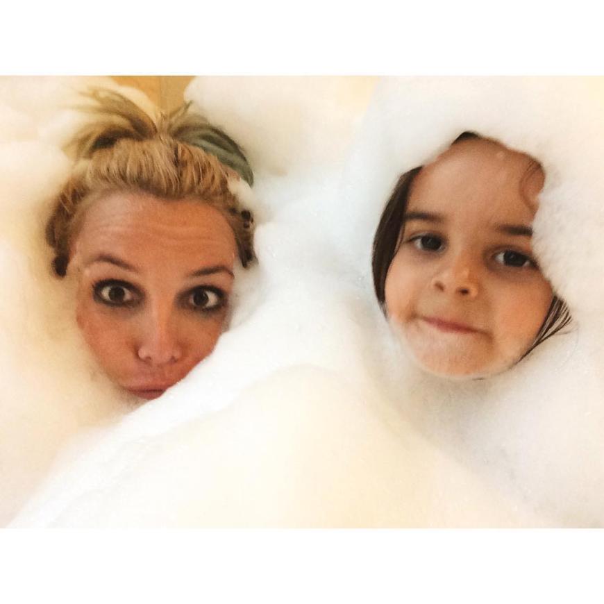 Riesen Schaumbad! Von Britney Spears und ihrer kleinen Nichte Lexie ist fast nichts mehr zu sehen.