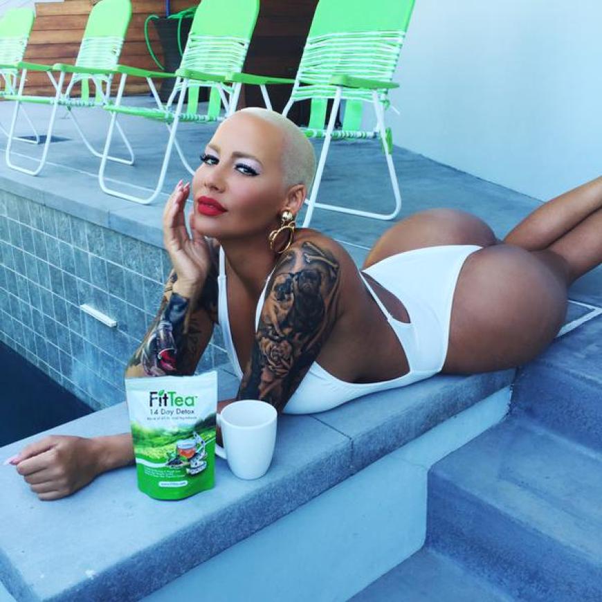 ... als kurvige Schönheit für Aufsehen. Es ist Amber Rose!