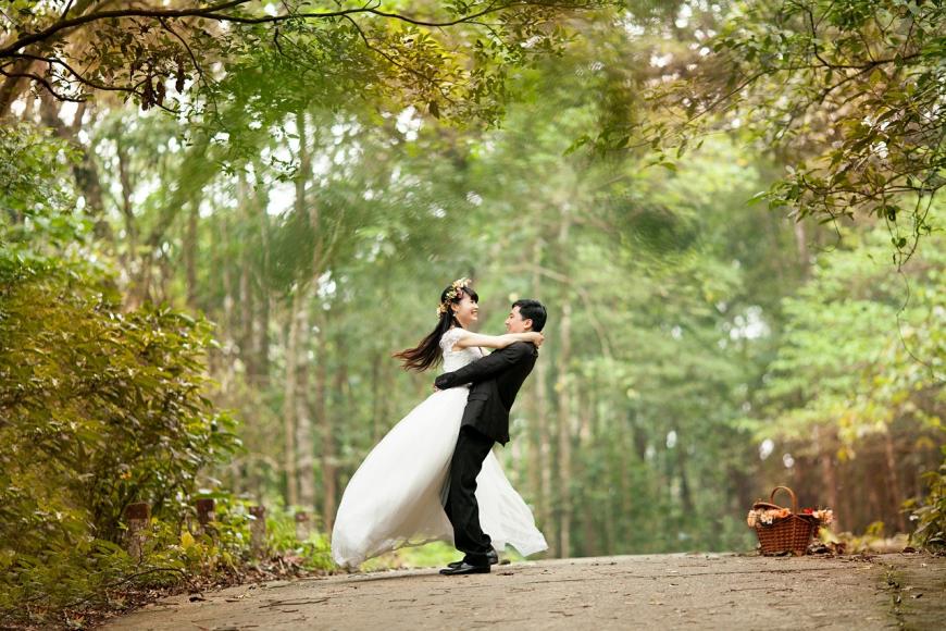 Warum nicht fern von zuhause in einem verwunschenen Park heiraten? Der Tag gehört alleine dem Brautpaar.
