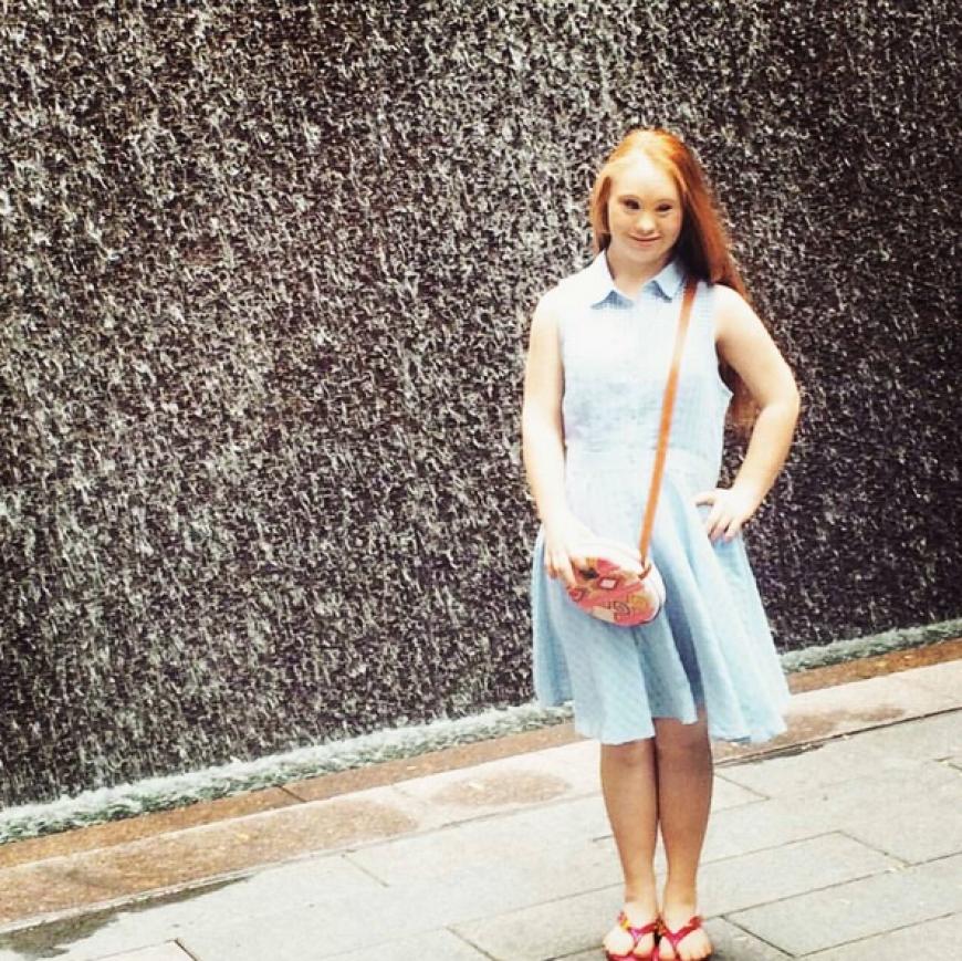 Model Madeline Stuart zeigt stolz die Tasche, die nach ihr benannt wurde.