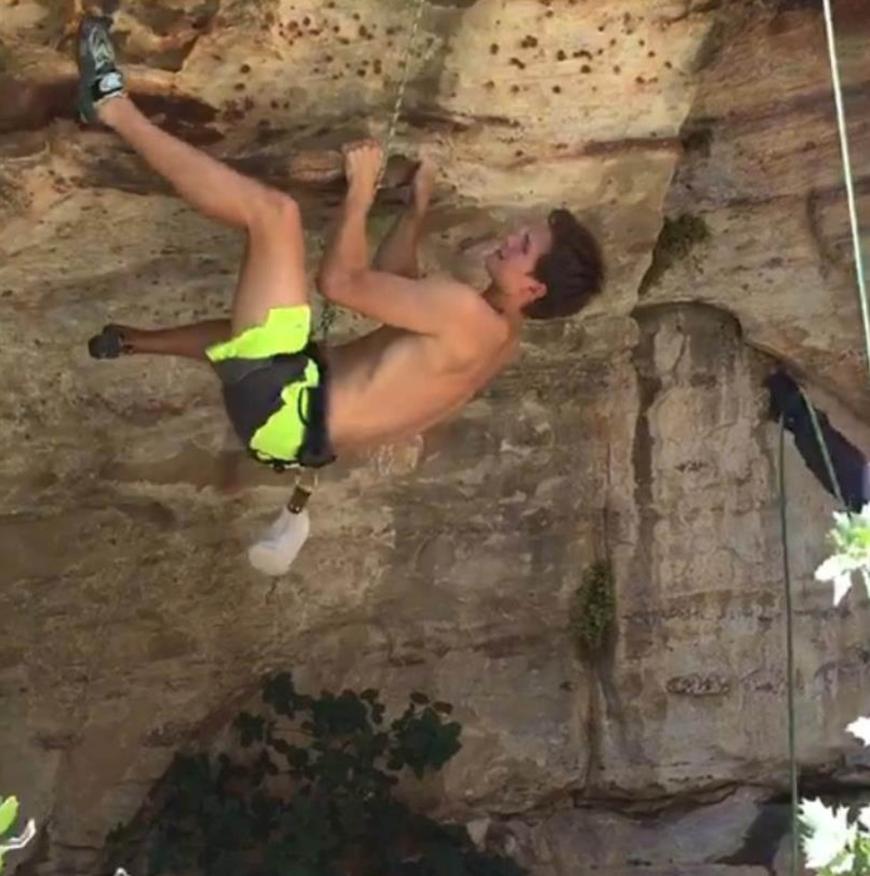 Na, erkennt ihr diesen Klettermaxe? Ansel Elgort weiß offenbar genau, wie er seinen Körper zu Höchstleistungen bringen kann! Sehr beeindrucken sieht das hier schon aus!