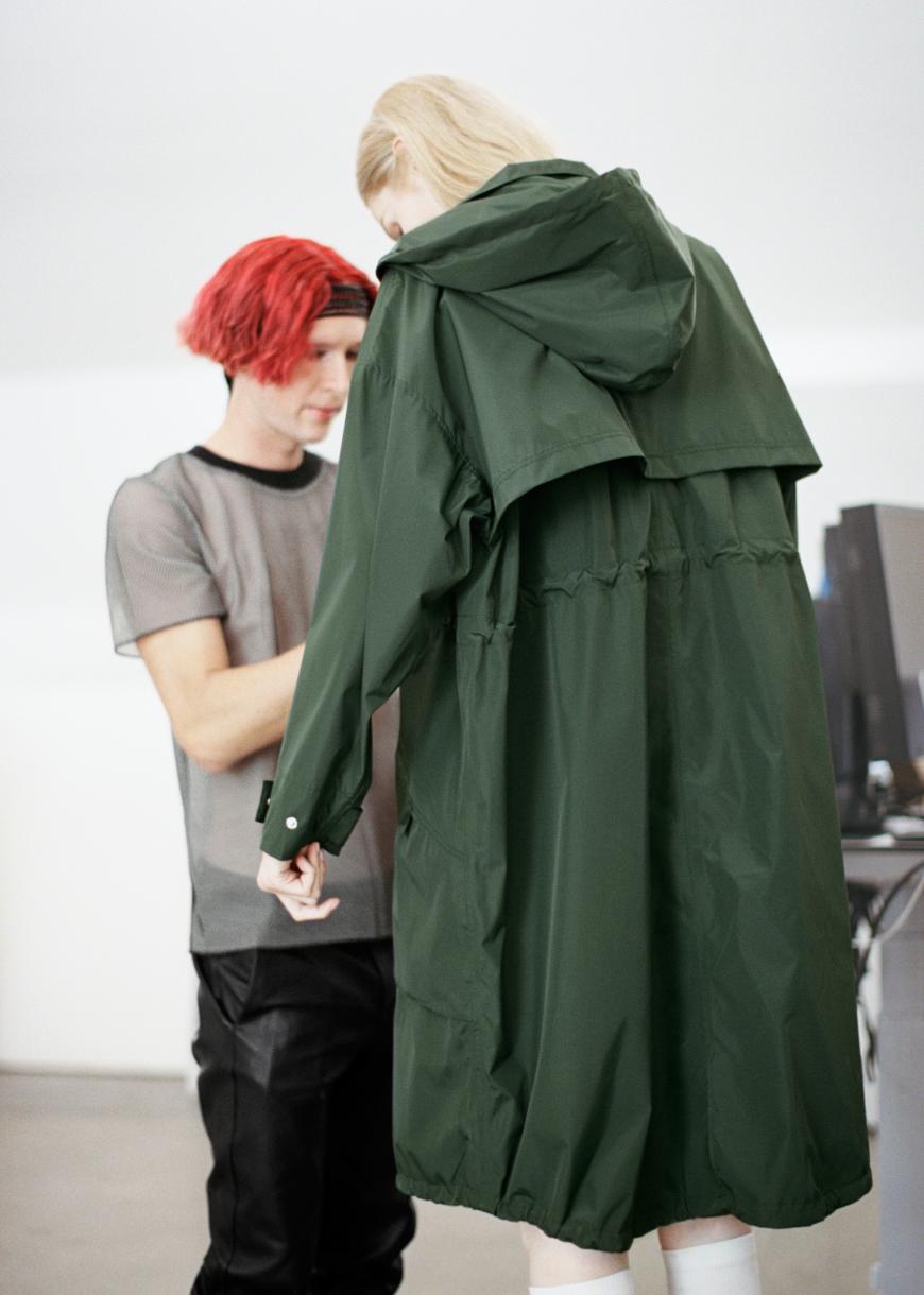 Behind-the-scenes: Love Bailey stylt die Models.