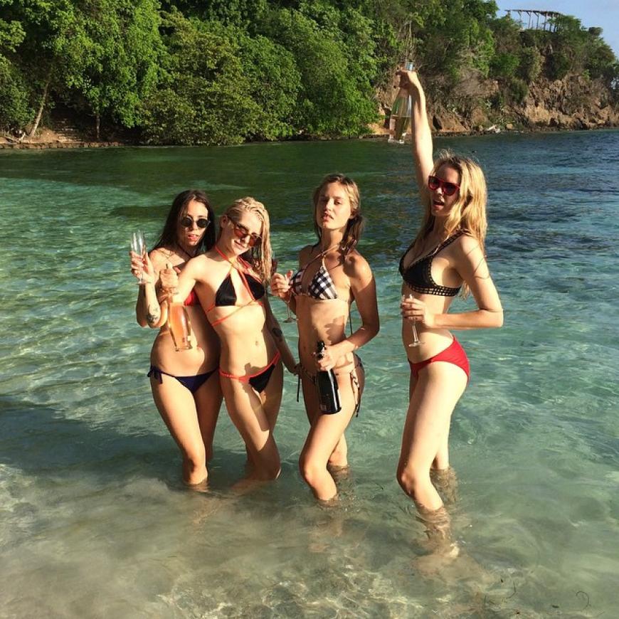 Diese Beachbabes, unter ihnen Georgia May Jagger in einem XS-Karo-Bikini, können sich absolut sehen lassen!