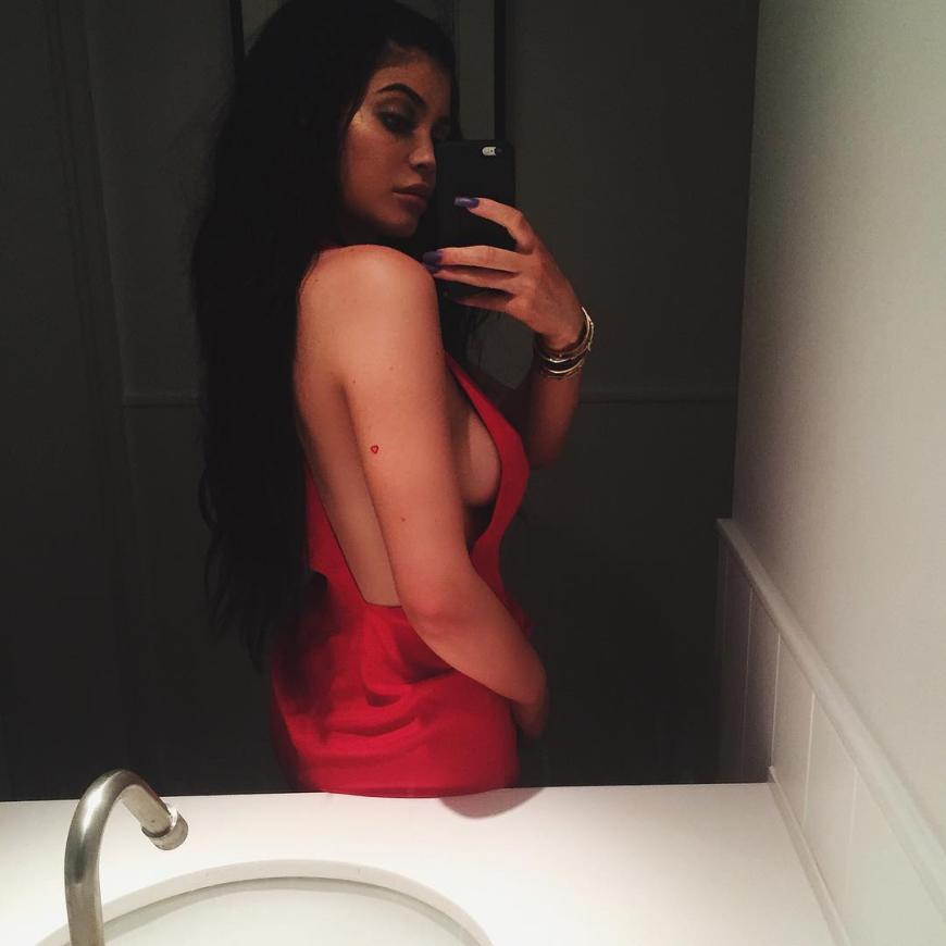 Unabsichtlich ist dieser krasse Side-Boob-Blitzer sicherlich nicht entstanden! Kylie Jenner zeigt sich seit ihrem 18. Geburtstag noch sexier! Ob sie sich bald schon ganz oben ohne zeigt?