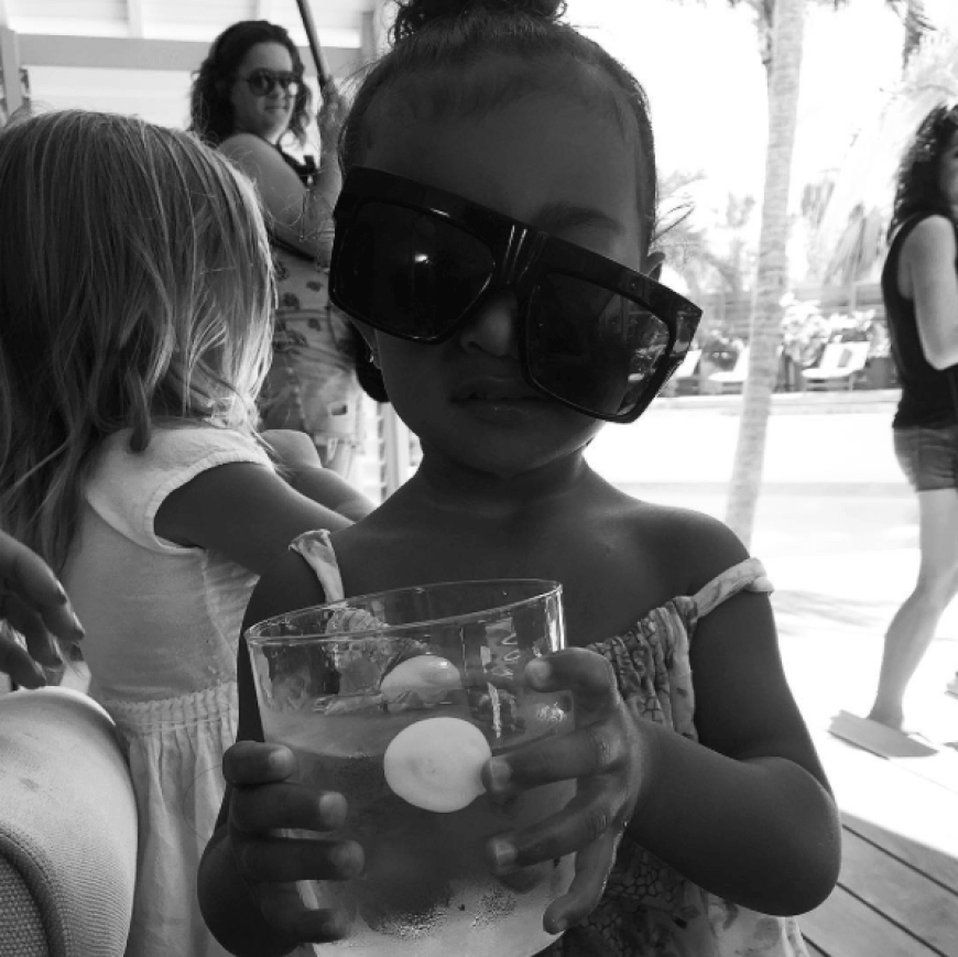 Brille verrutscht? - Was soll's! Die kleine North West genießt auch so ihre gekühlte Brause.