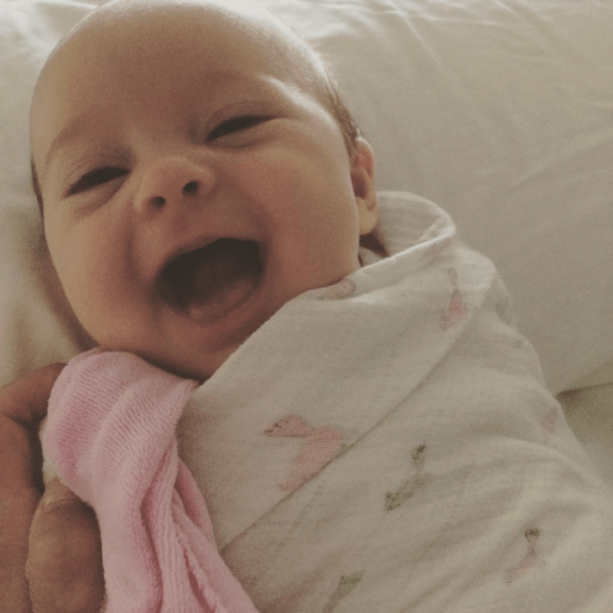 Hallo, Sonnenschein! Eingemummelt in ihr Baby-Deckchen strahlt das süße Töchterchen von Jack Osbourne in die Kamera.