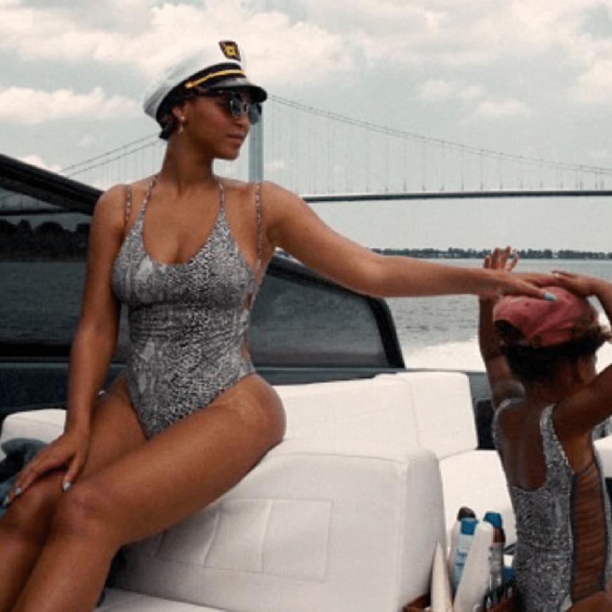 Wie süß! Beyoncé und Klein-Blue Ivy im Partnerlook! Die Ladys tragen beide einen Badeanzug mit Snake Print und seitlichen Cut Outs.