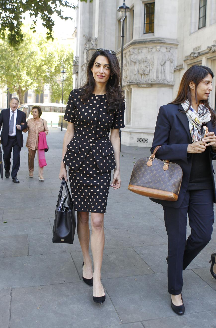Mrs. Clooney auf dem Weg zur Arbeit in einem gepunkteten Kostüm und Dior-Accessoires.