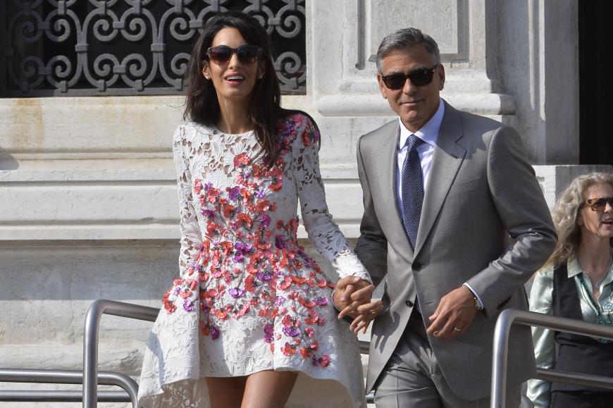 Frisch verheiratet strahlte Amal an der Seite ihres Liebsten zum Brunch in einem Traum von Giambattista Valli.