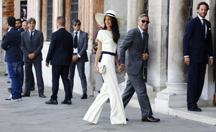 Bei ihrer standesamtlichen Trauung in Venedig begeistert sie in einem elfenbein und navyfarbenen Ensemble aus Flares und Top. Die