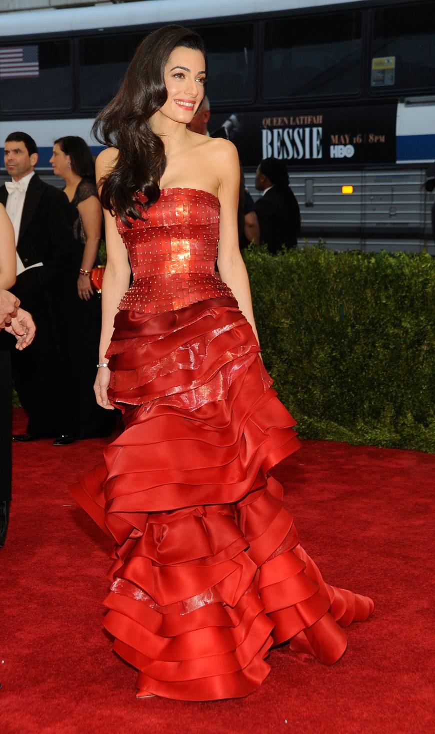 Wohl einer der schönsten Looks der Met Gala 2015: Amal Clooney in einer roten Robe von John Galliano für Maison Margiela.