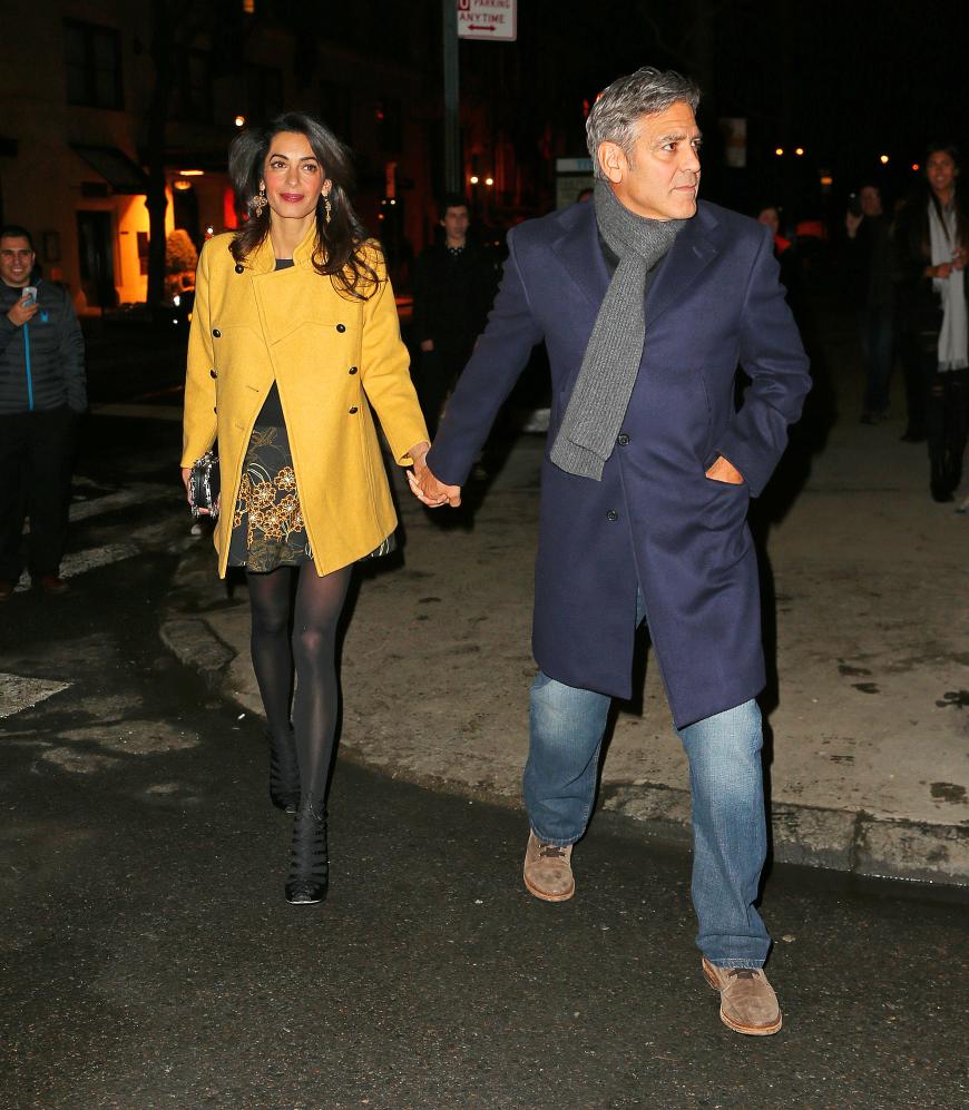 Dinner mit George in NYC: Die britisch-libanesische Schönheit trägt einen gelben Kurzmantel zum Blumenrock.