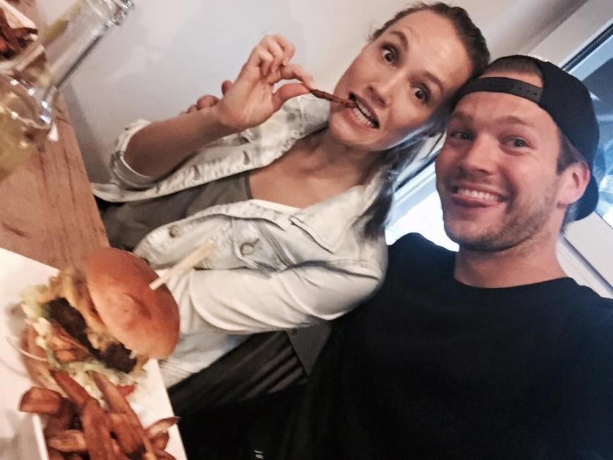 Burger-Pause! Anna Hofbauer und ihr Marvin gönnen sich bei dem vielen Training für