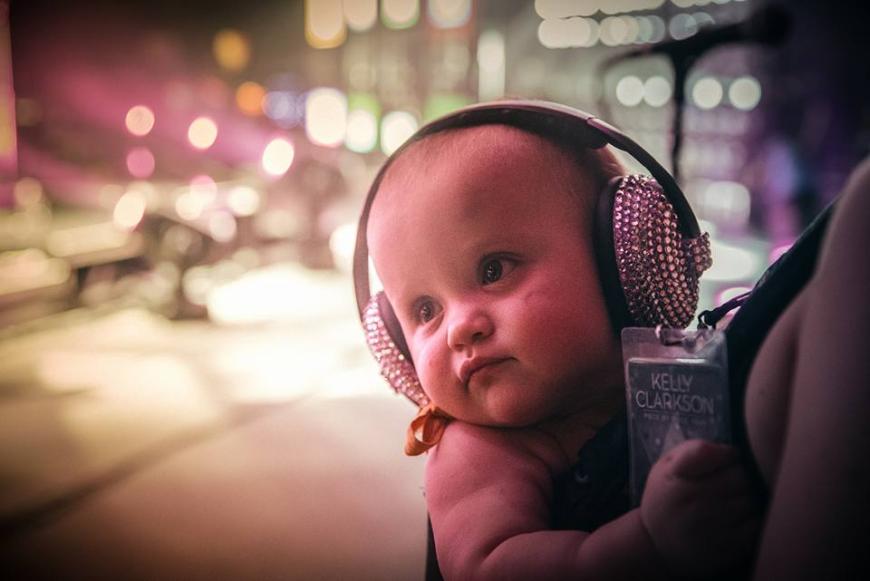 Süßer geht's nicht! Diese kleine Maus mit den niedlichen Speckarmen und Strass-Kopfhörern in XXL ist prominente Konzertbesucherin in Phoenix. Der Act: Mama Kelly Clarkson, die gerade erst verkündete, erneut schwanger zu sein. Zu dem Foto ihrer Tochter River Rose schreibt sie auf Facebook: