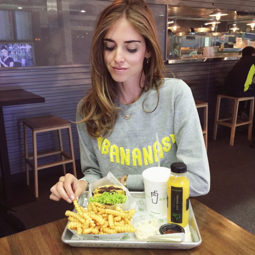 Hier posiert sie mit fettigem Fast Food.