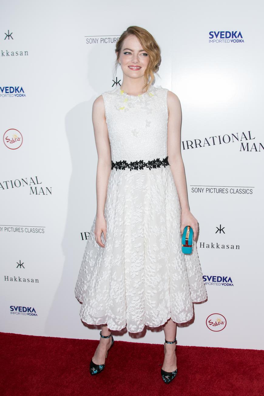 Diese Frisur eignet sich auch für schulterlanges Haar: Von der Seite an wird das Haar von Emma Stone zu einem Knoten geflochten.