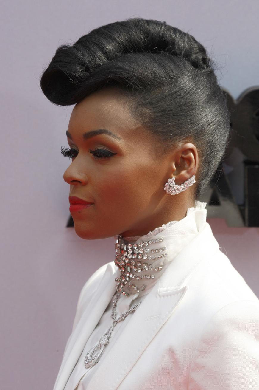Banane mal anders: Sängerin Janelle Monae dreht ihr Haar auf dem Kopf ein und verleiht ihrem Look damit einen Hauch Rockabilly.