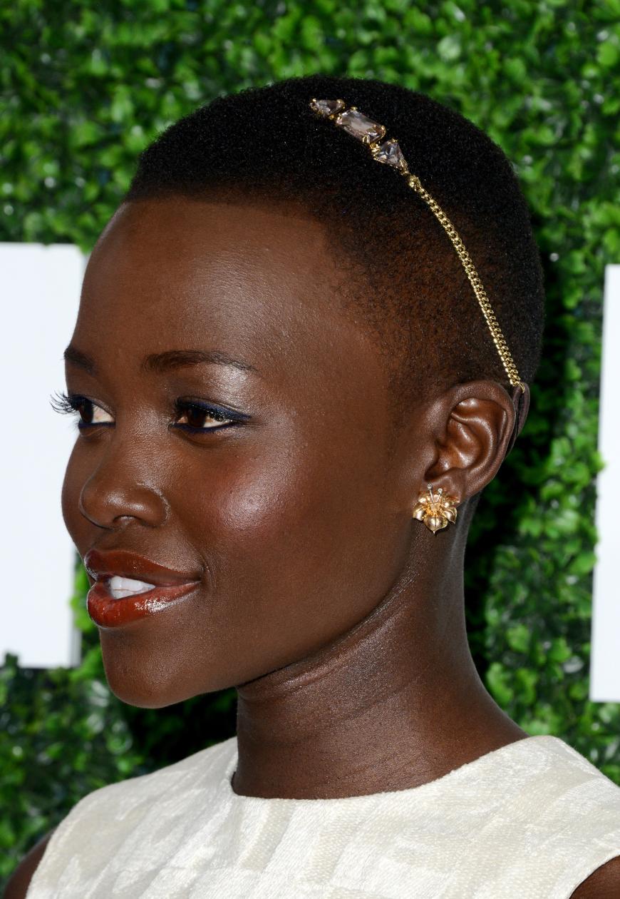 Die wohl pflegeleichteste Hochzeitsfrisur, die es gibt: Lupita Nyong'o verleiht ihrem raspelkurzen Haare eine Portion Glamour mit einem goldenen Haarband mit Steinen.