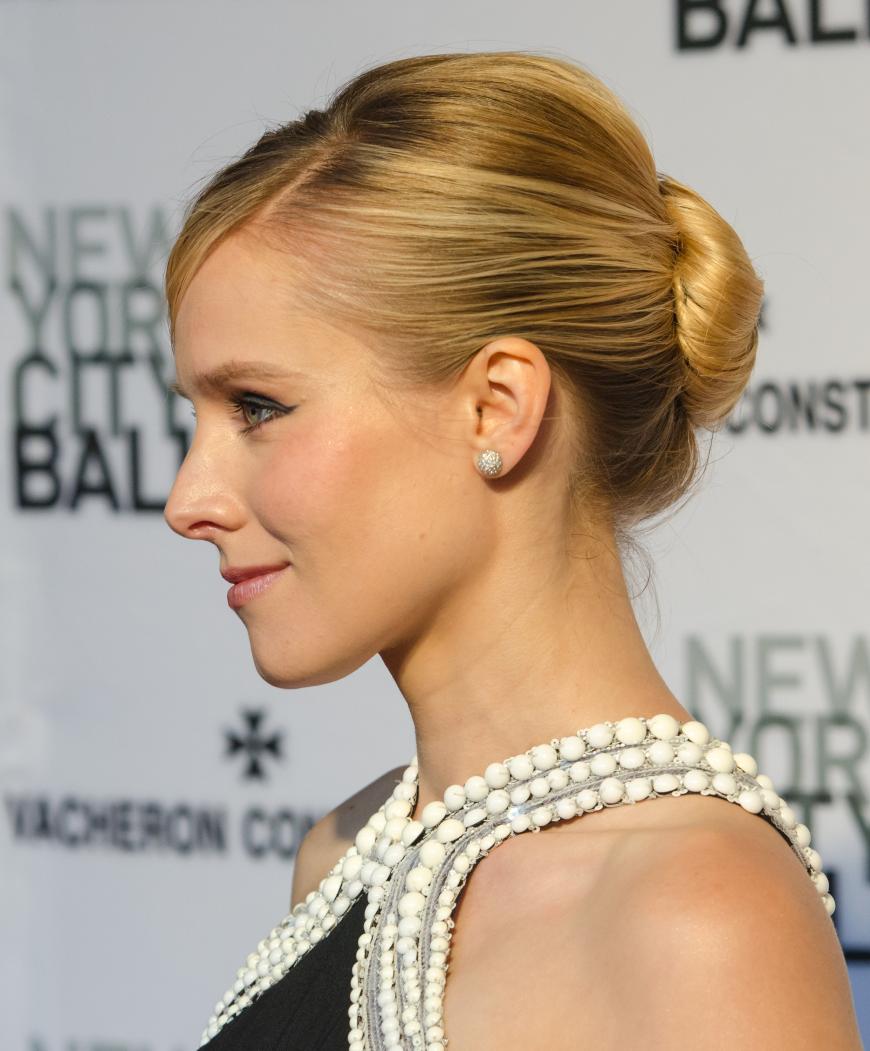 Der Klassiker: Kristen Bell trägt einen schlichten Dutt mit Haarnadeln festgesteckt.