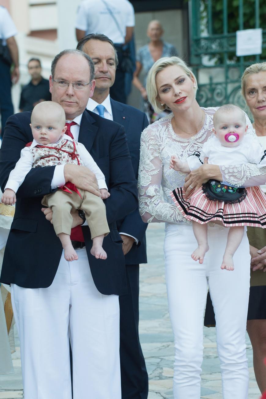 Charlène und Albert von Monaco strahlen mit ihrem Zwillingen im Arm in die Kamera.