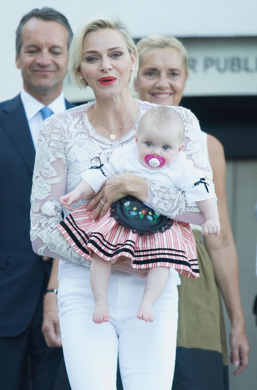 Für das traditionelle Picknick in Monaco hat sich die Zweifach-Mama richtig schick gemacht.