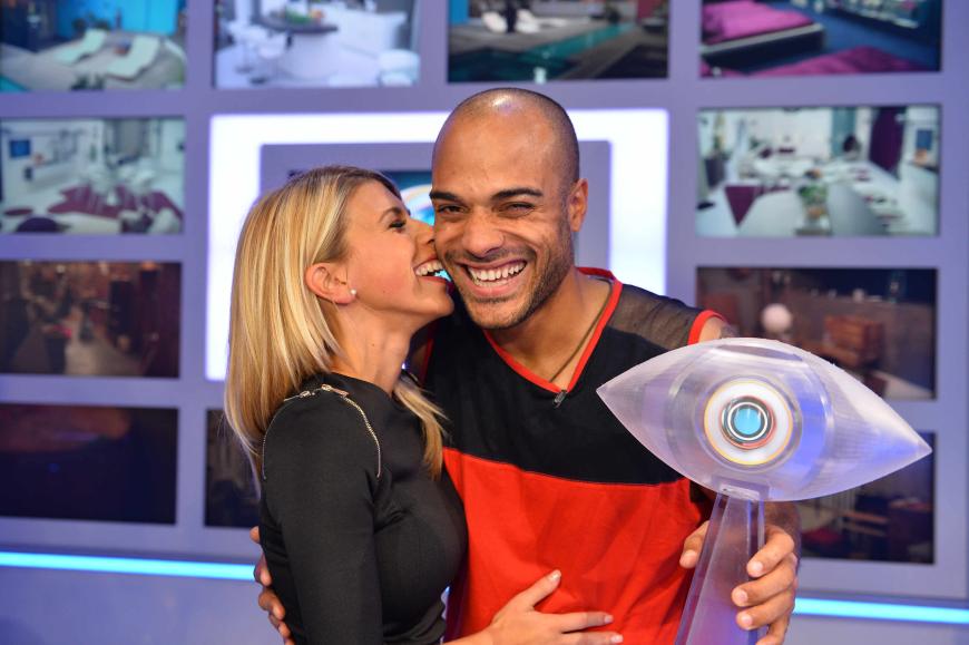 Ehefrau Suzan war nach dem großen Finale von "Promi Big Brother" 2015 überglücklich, ihren David Odonkor endlich wieder in die Arme schließen zu dürfen.
