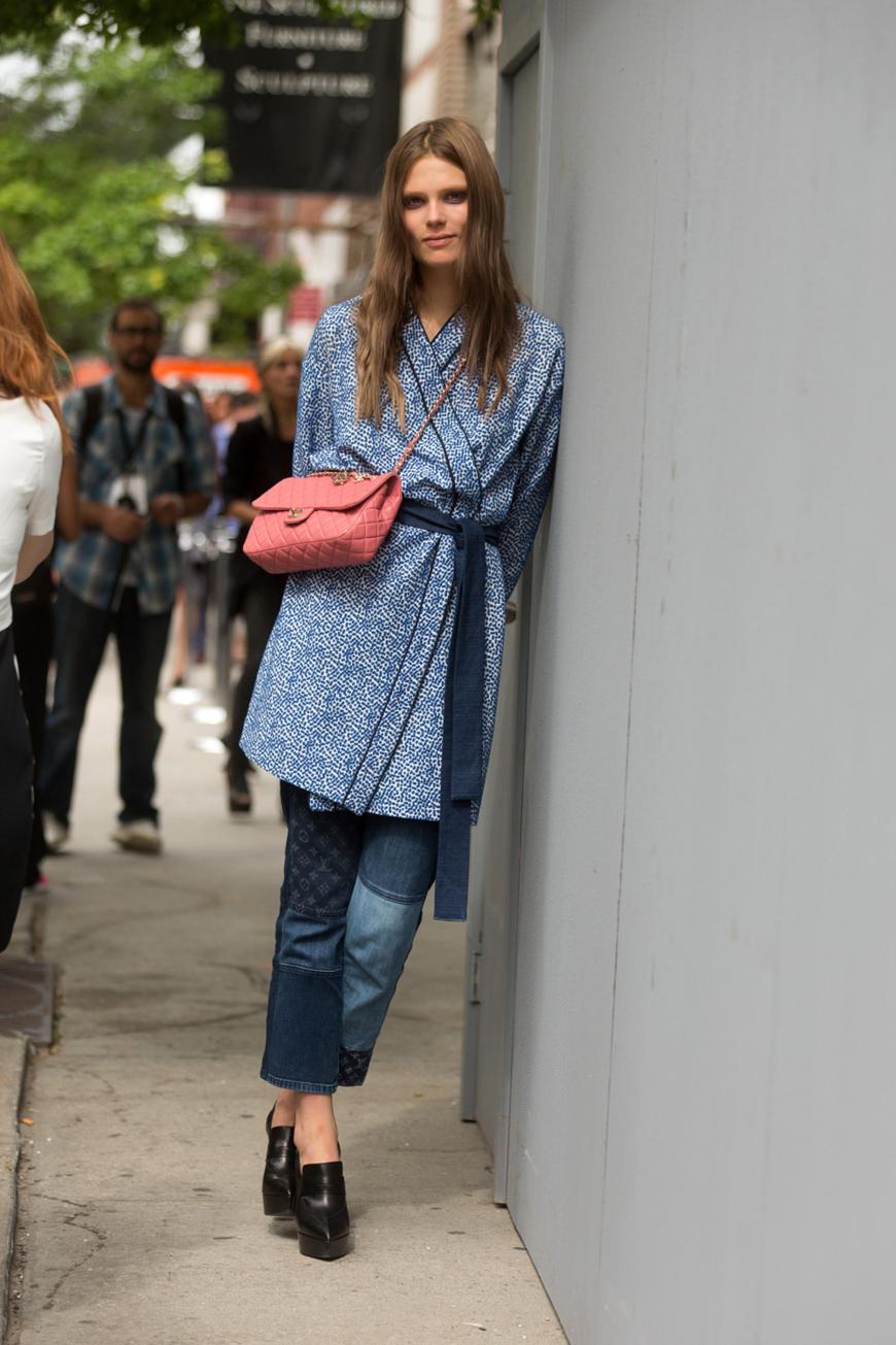 Caroline Brasch Nielsen in einem Jeans-Kimono.