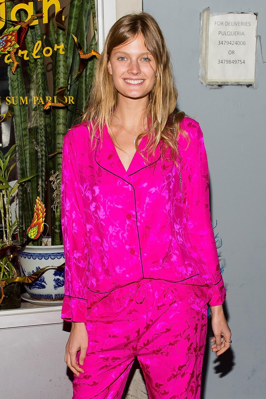 Constance Jablonski zeigt, wie der Pyjama-Style abendtauglich wird.