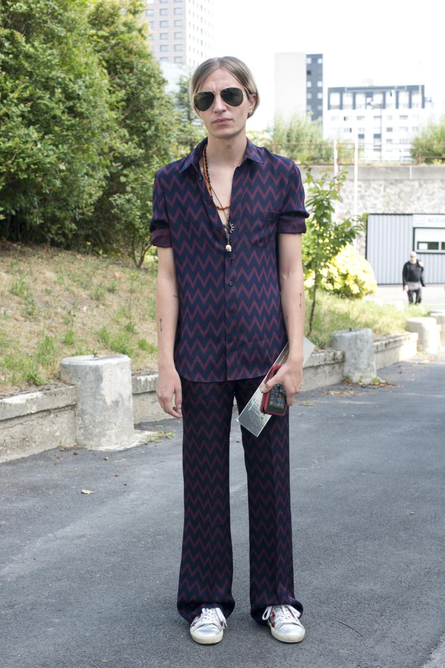Bei der Paris Fashion Week dürfen sogar Männer Schlafanzüge draußen tragen.